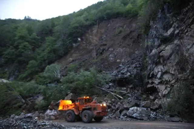 Giresun-Şebinkarahisar Kara Yolunda Heyelan Ulaşımı Kapattı