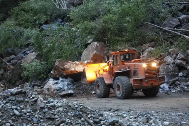 Giresun-Şebinkarahisar Kara Yolunda Heyelan Ulaşımı Kapattı