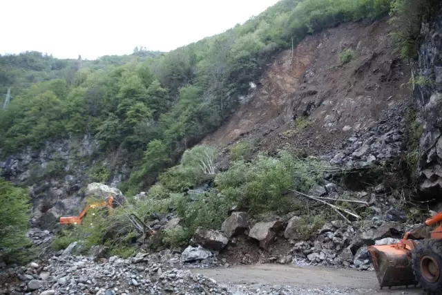 Giresun-Şebinkarahisar Kara Yolunda Heyelan Ulaşımı Kapattı