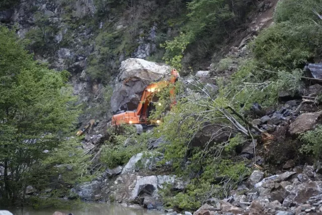 Giresun-Şebinkarahisar Kara Yolunda Heyelan Ulaşımı Kapattı