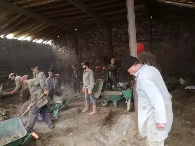 Güncelleme - Erzurum'da Bir Ahırın Çatısı Çöktü: 2 Ölü, 6 Yaralı Güncelleme - Erzurum'da Bir Ahırın Çatısı Çöktü: 2 Ölü, 6 Yaralı