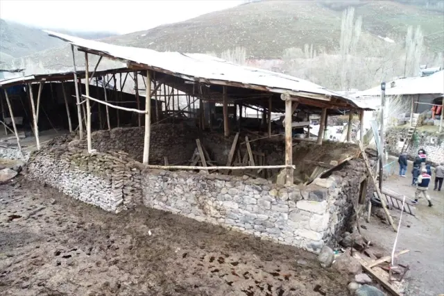 Güncelleme - Erzurum'da Bir Ahırın Çatısı Çöktü: 2 Ölü, 6 Yaralı Güncelleme - Erzurum'da Bir Ahırın Çatısı Çöktü: 2 Ölü, 6 Yaralı