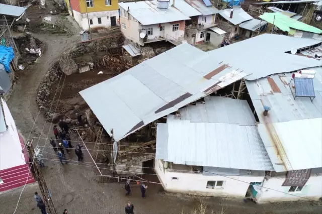 Güncelleme - Erzurum'da Bir Ahırın Çatısı Çöktü: 2 Ölü, 6 Yaralı Güncelleme - Erzurum'da Bir Ahırın Çatısı Çöktü: 2 Ölü, 6 Yaralı