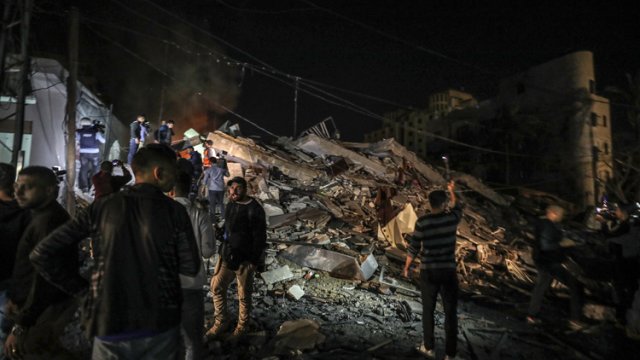 İsrail, Gazze'de Anadolu Ajansının Ofisinin de İçinde Olduğu Binayı Vurdu