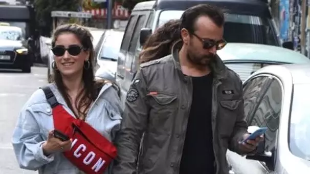 Oyuncu Hazal Kaya, 'Eşinin Kariyeriyle Değil Kendi Kariyerinle İlgilen' Diyen Takipçisine Sert Çıkıştı Oyuncu Hazal Kaya, 'Eşinin Kariyeriyle Değil Kendi Kariyerinle İlgilen' Diyen Takipçisine Sert Çıkıştı