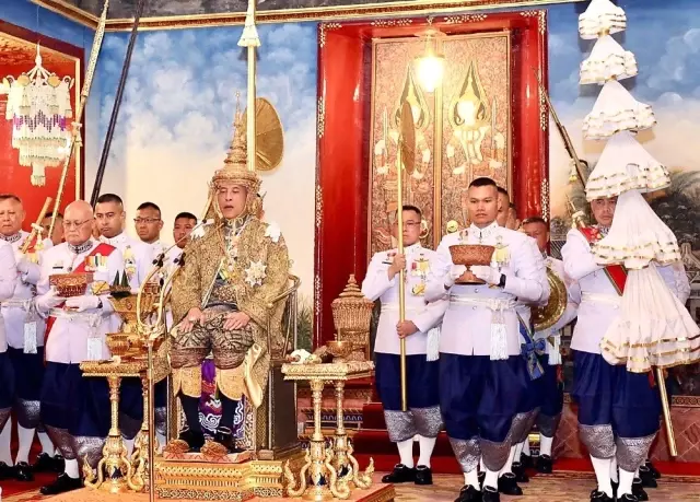 Tayland Kralına Törenle Taç Giydirildi Tayland Kralına Törenle Taç Giydirildi