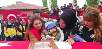 Ali Özkaya: Afyonkarahisar Şehit Sözleşmeli Er, Afyonkarahisar'da Gözyaşlarıyla Uğurlandı Ali Özkaya: Afyonkarahisar Şehit Sözleşmeli Er, Afyonkarahisar'da Gözyaşlarıyla Uğurlandı