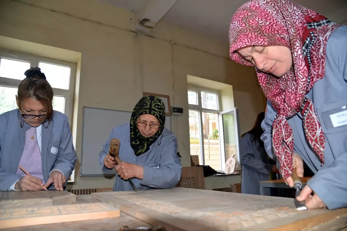 Ahşabı Nakış Nakış İşliyorlar