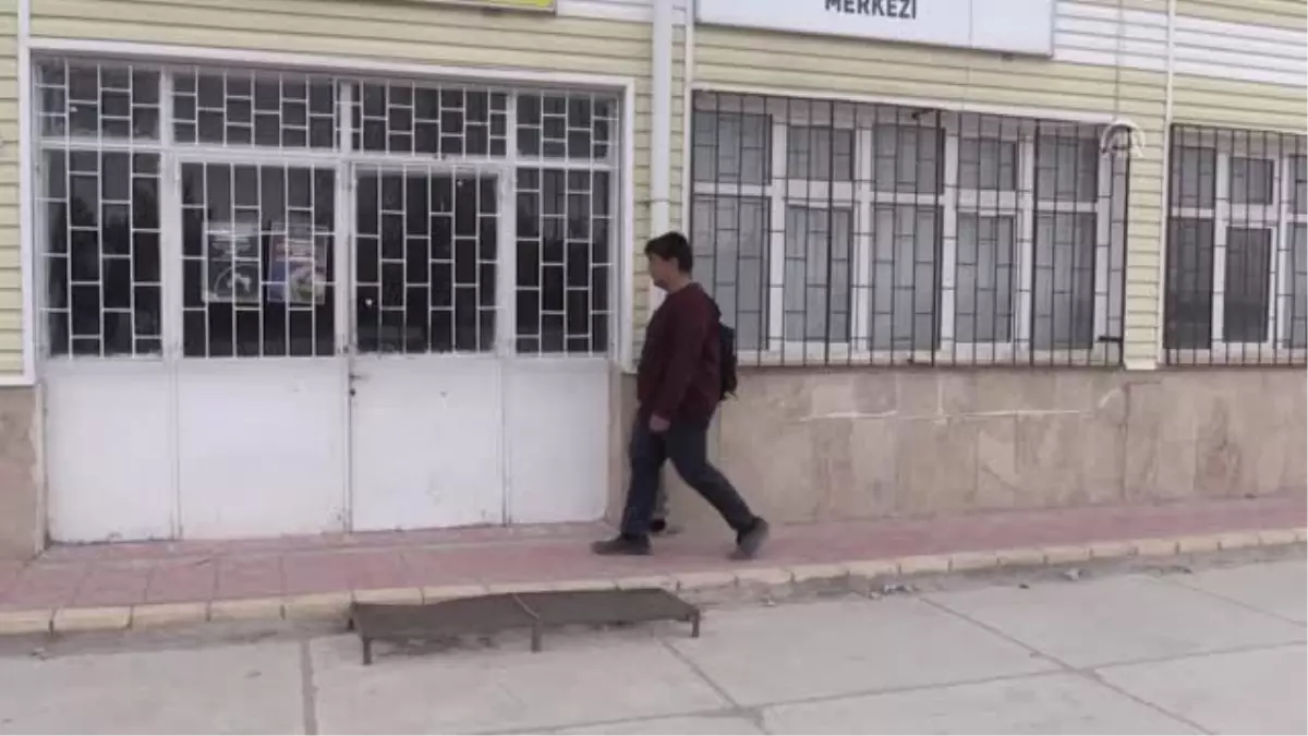 Annesinden Miras Kalan İplerle Okul Harçlığını Çıkarıyor