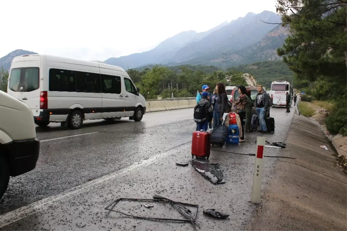 Antalya'da İki Midibüs Çarpıştı: 5 Yaralı