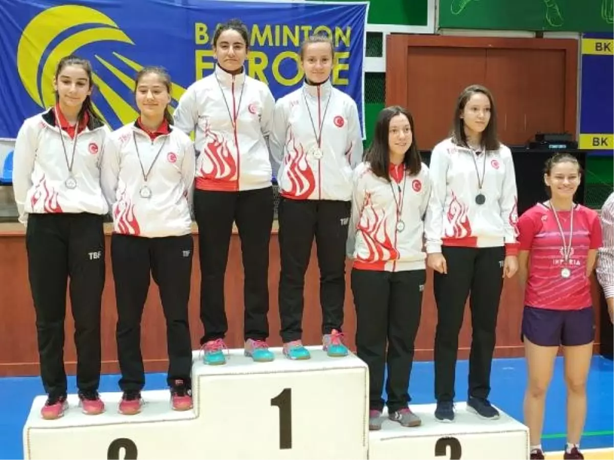 Badminton 17 Yaş Milli Takımı'ndan 9 Madalya