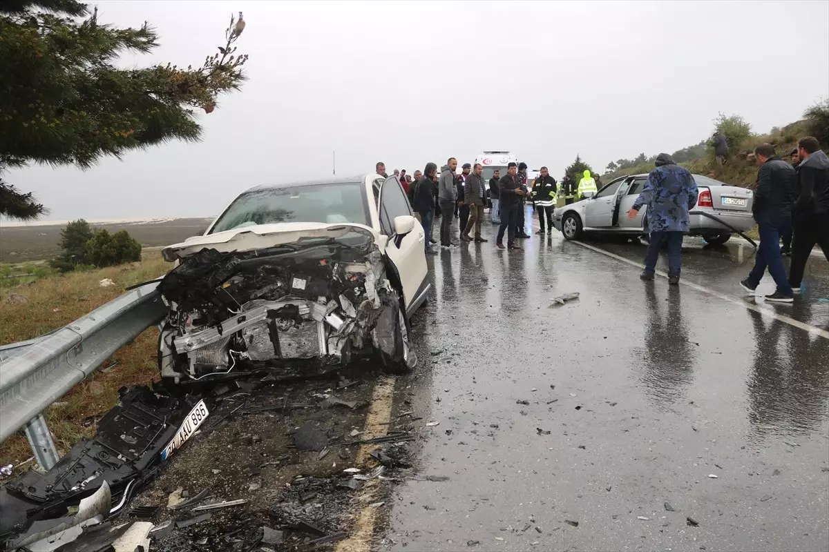 Burdur'da İki Otomobil Çarpıştı: 6 Yaralı
