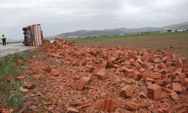 Burdur'da Tuğla Yüklü Tır Devrildi: 1 Yaralı
