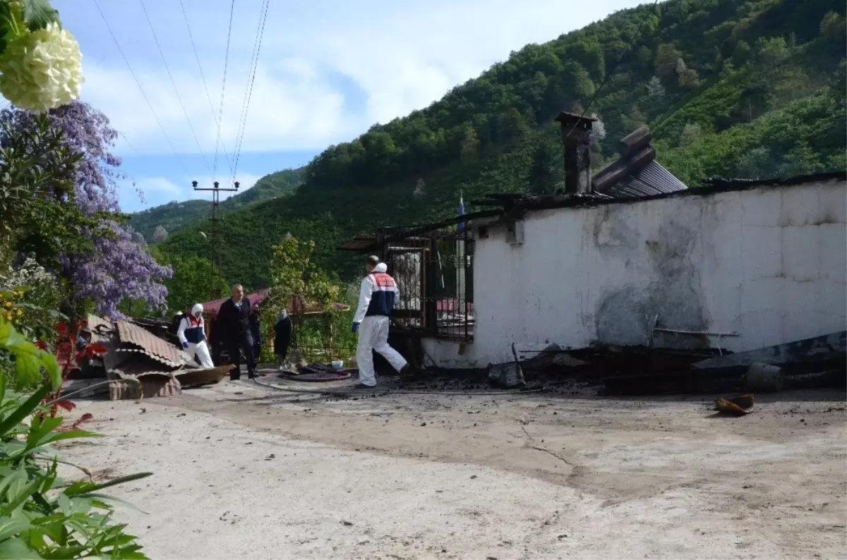 Ev Yangınında Yaşlı Çift Hayatını Kaybetti