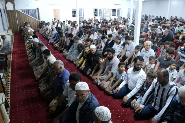 Hatay'da Konteyner Kentte İlk Teravih Hatay'da Konteyner Kentte İlk Teravih
