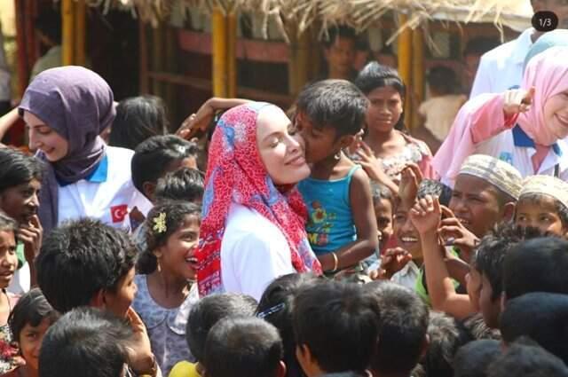 İyilik Projeleriyle Adından Söz Ettiren Gamze Özçelik, Gittiği Her Yerde Türk Bayrağıyla Karşılanıyor