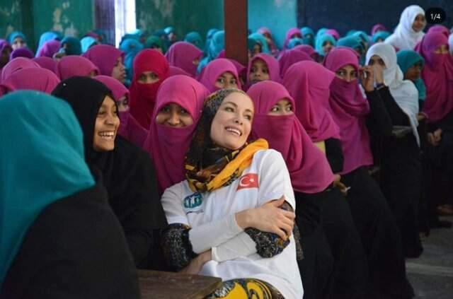 İyilik Projeleriyle Adından Söz Ettiren Gamze Özçelik, Gittiği Her Yerde Türk Bayrağıyla Karşılanıyor