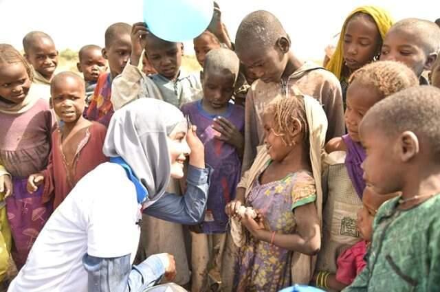 İyilik Projeleriyle Adından Söz Ettiren Gamze Özçelik, Gittiği Her Yerde Türk Bayrağıyla Karşılanıyor