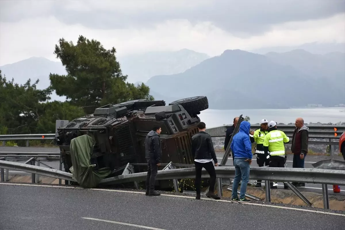 Muğla'da Zırhlı Polis Aracı Devrildi: 2 Yaralı