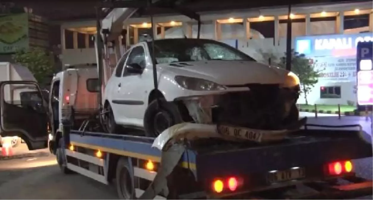 Otomobil Bariyere Çarptı
