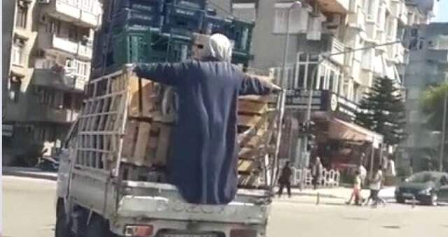 Pazar Kasaları Düşmesin Diye Vücudunu Siper Eden Kadın, Sosyal Medyada Olay Oldu