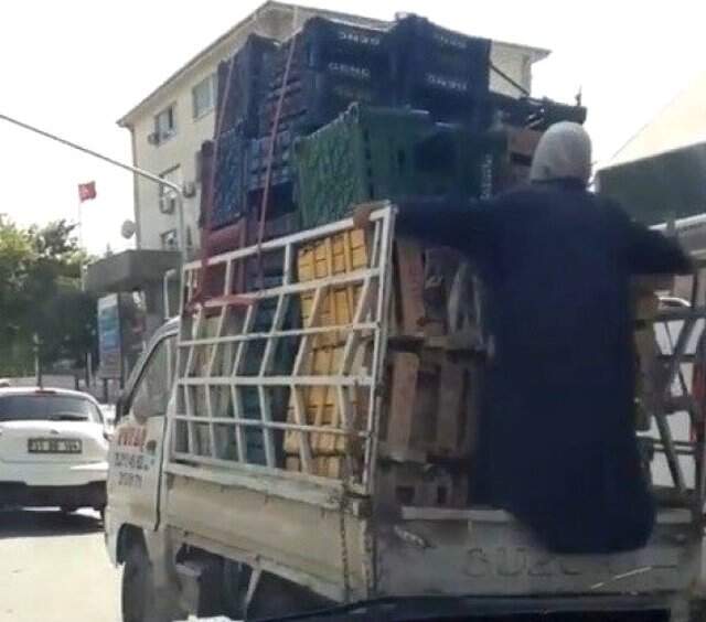 Pazar Kasaları Düşmesin Diye Vücudunu Siper Eden Kadın, Sosyal Medyada Olay Oldu