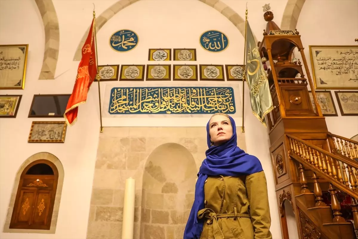 Pelin Çift, Somuncu Baba Külliyesi'ni Ziyaret Etti