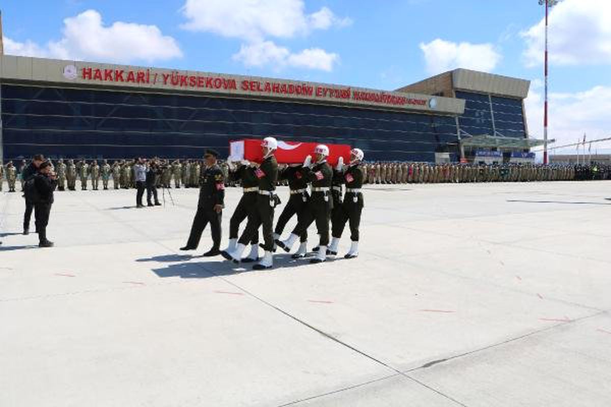 Şehit 3 Asker İçin Hakkari Dağ ve Komando Tugay Komutanlığı'nda Tören (2)