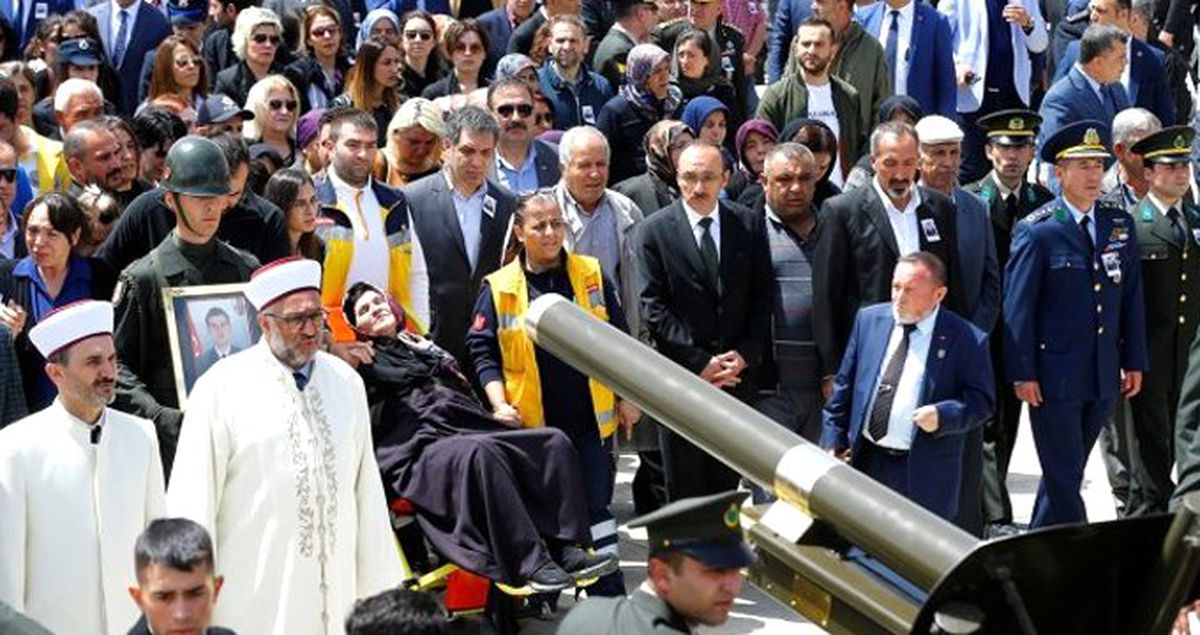 Şehit Olan Yüzbaşının Cenazesinde 34 Kişi Gözaltına Alındı!