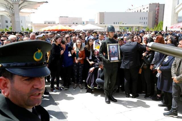 Şehit Yüzbaşı Özdemir'in Annesi Cenazeye Sağlık Ekipleriyle Geldi