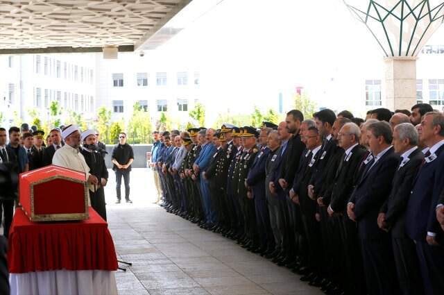 Şehit Yüzbaşı Özdemir'in Annesi Cenazeye Sağlık Ekipleriyle Geldi