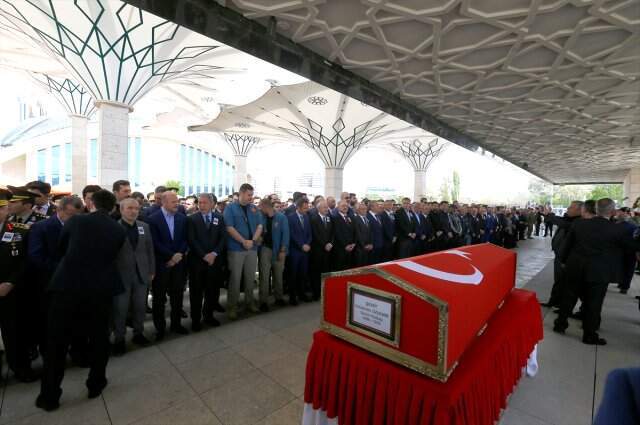 Şehit Yüzbaşı Özdemir'in Annesi Cenazeye Sağlık Ekipleriyle Geldi
