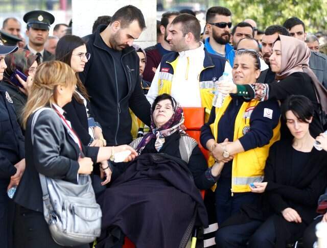 Şehit Yüzbaşı Özdemir'in Annesi Cenazeye Sağlık Ekipleriyle Geldi