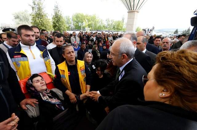 Şehit Yüzbaşı Özdemir'in Annesi Cenazeye Sağlık Ekipleriyle Geldi