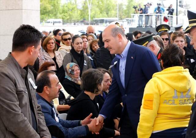 Şehit Yüzbaşı Özdemir'in Annesi Cenazeye Sağlık Ekipleriyle Geldi