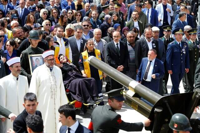 Şehit Yüzbaşı Özdemir'in Annesi Cenazeye Sağlık Ekipleriyle Geldi