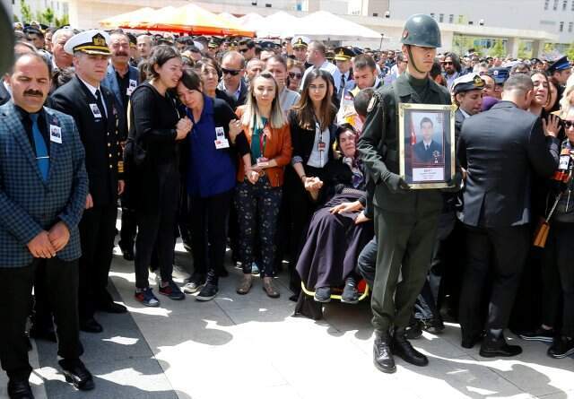 Şehit Yüzbaşı Özdemir'in Annesi Cenazeye Sağlık Ekipleriyle Geldi