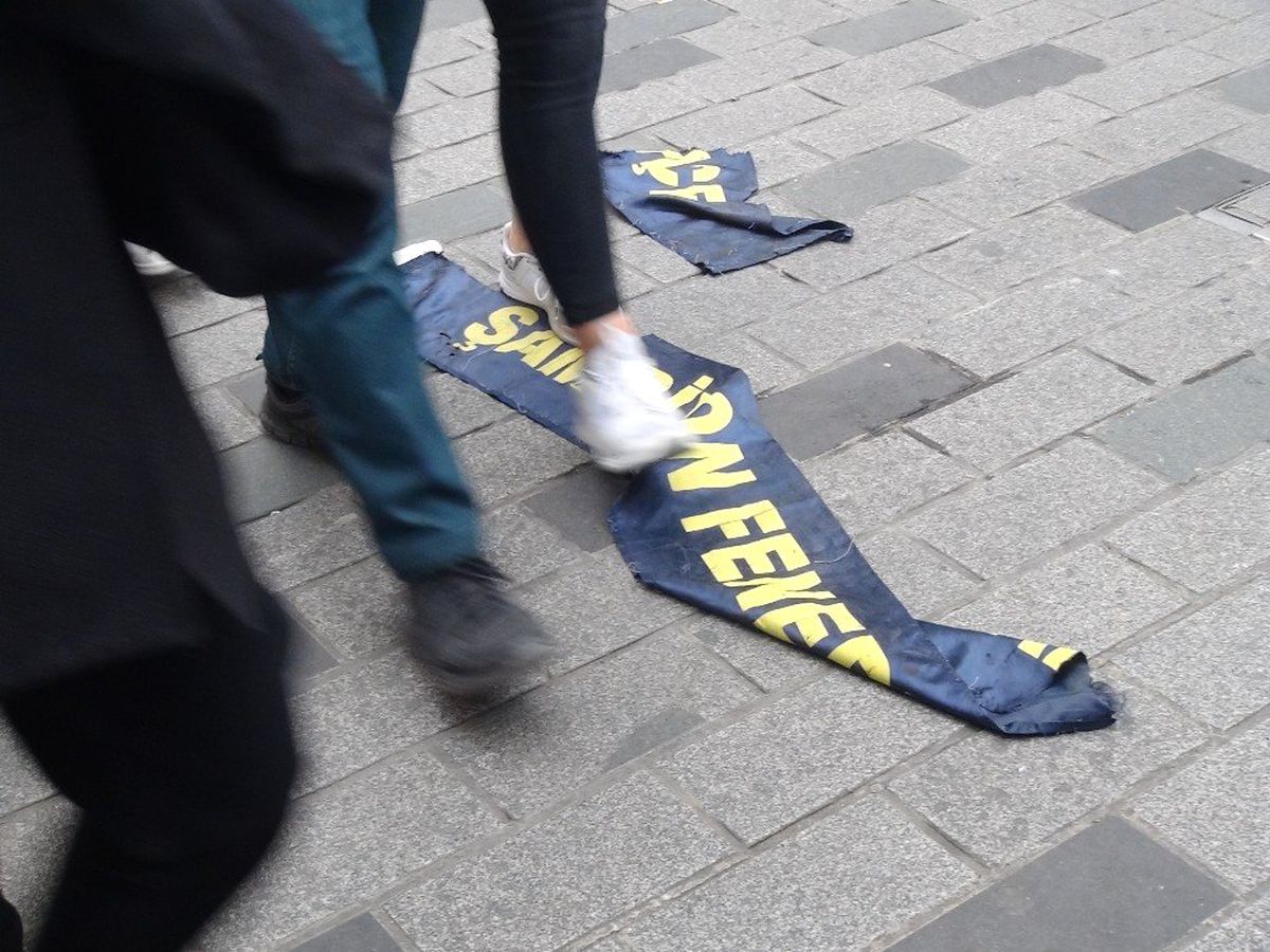 Taksim'de Toplanan Galatasaraylı Taraftarlar Fenerbahçe Atkısı Yırttı