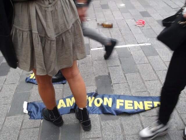 Taksim'de Toplanan Galatasaraylı Taraftarlar Fenerbahçe Atkısı Yırttı