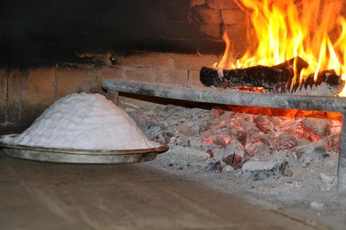 10 Kilo Tuzun İçinde Pişiyor! Tuzda Tavuk Yemeğinin Tadına Bakan Hayran Kalıyor