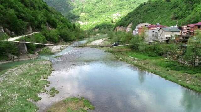Asma Köprüden Tehlikeli Yolculuğun Ardından Köylerine Ulaşıyorlar