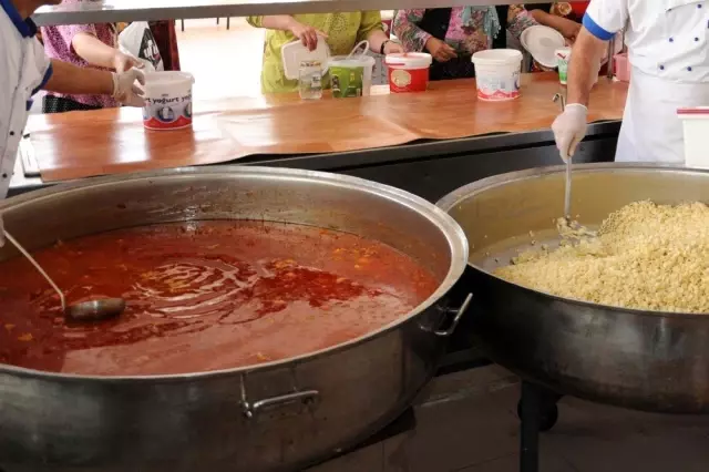 Bafra Belediyesi'nden 2 Bin Aileye Yemek Yardımı Bafra Belediyesi'nden 2 Bin Aileye Yemek Yardımı