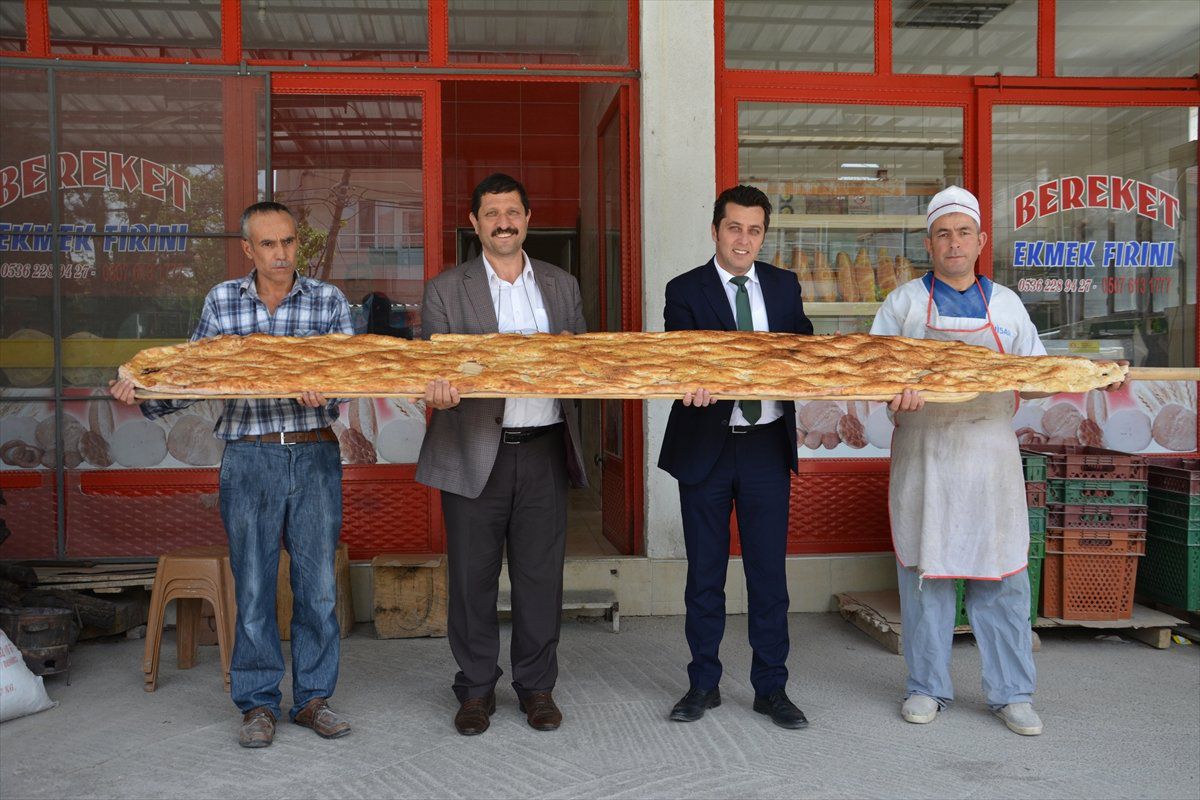 3,20 Metre Uzunluğundaki Dev Ramazan Pidesi 60 Liradan Satıldı
