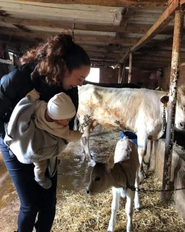 Güzel Manken Azra Akın'dan Doğal Yaşam Pozu!