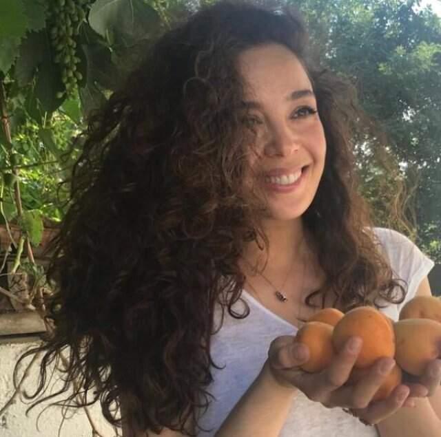 Güzel Manken Azra Akın'dan Doğal Yaşam Pozu!