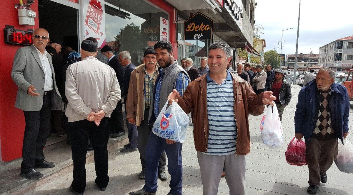 Erzincan'da Ucuz Et Almak İsteyenler, Et ve Süt Kurumu Mağazasının Önünde Uzun Kuyruklar Oluşturdu