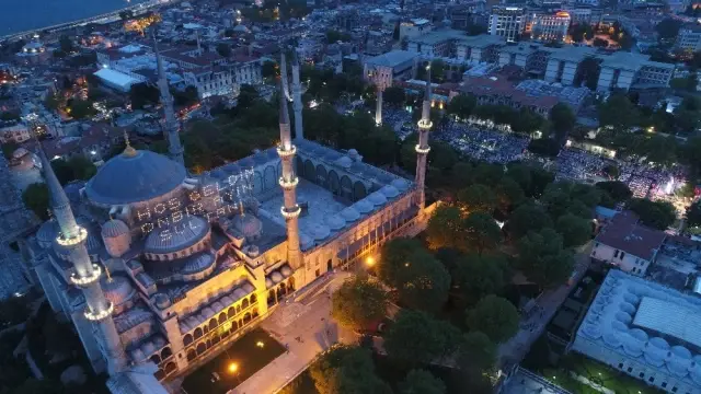 Sultanahmet'te 15 Bin Kişi Top Atışıyla İlk Oruçlarını Açtı Sultanahmet'te 15 Bin Kişi Top Atışıyla İlk Oruçlarını Açtı