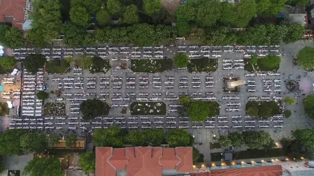 Sultanahmet'te 15 Bin Kişi Top Atışıyla İlk Oruçlarını Açtı Sultanahmet'te 15 Bin Kişi Top Atışıyla İlk Oruçlarını Açtı