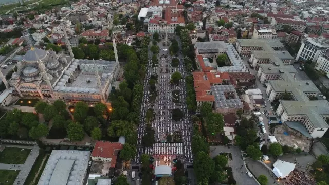 Sultanahmet'te 15 Bin Kişi Top Atışıyla İlk Oruçlarını Açtı Sultanahmet'te 15 Bin Kişi Top Atışıyla İlk Oruçlarını Açtı
