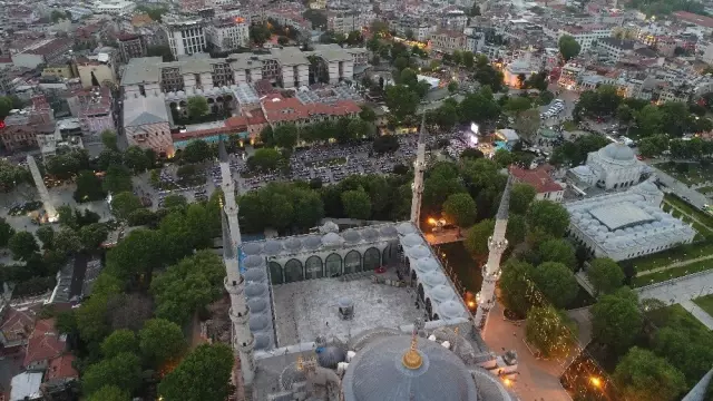 Sultanahmet'te 15 Bin Kişi Top Atışıyla İlk Oruçlarını Açtı Sultanahmet'te 15 Bin Kişi Top Atışıyla İlk Oruçlarını Açtı